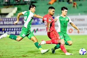 CLB TPHCM (áo xanh) đón nhận thất bại đầu tiên tại mùa giải 2025-2026. ẢNH: QUỲNH MAI 