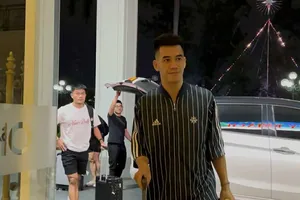 Tiền đạo Nguyễn Tiến Linh hội quân cùng đội tuyển Việt Nam vào tối muộn 10-11. ẢNH: TED TRẦN