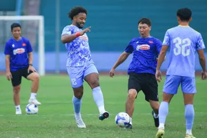 HLV Kim Sang-sik tranh chấp cùng Nguyễn Xuân Son khi "đá ma". ẢNH: TÂM HÀ