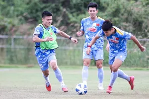 Nguyễn Quang Hải cùng các tuyển thủ Việt Nam tập buổi đầu tiên tại Lào. ẢNH: NHẬT ĐOÀN