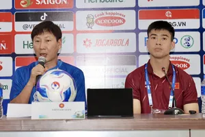 HLV Kim Sang-sik và đội trưởng Đỗ Duy Mạnh tham dự buổi họp báo trước trận đấu với đội chủ nhà Lào 