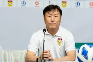 HLV Ha Hyeok-jun đánh giá cao nỗ lực và sự cố gắng của tuyển thủ Lào. ẢNH: LFF 