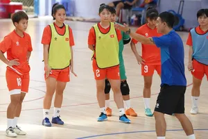 HLV Nguyễn Đình Hoàng cùng các nữ tuyển thủ futsal Việt Nam quyết tâm hướng đến tấm huy chương vàng SEA Games 33. ẢNH: QUỐC KHANH 