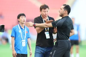 HLV Kim Sang-sik phản ứng quyết liệt khi trọng tài từ chối bàn thắng của Nguyễn Đình Bắc. ẢNH: DŨNG PHƯƠNG