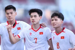 Tiền đạo Nguyễn Đình Bắc lập cú đúp vào lưới U22 Lào. ẢNH: DŨNG PHƯƠNG