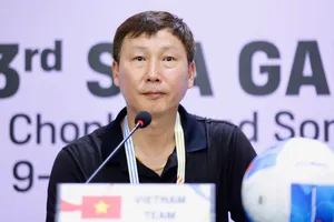 HLV Kim Sang-sik hài lòng với chiến thắng đầu tiên của U22 Việt Nam tại SEA Games 33. ẢNH: DŨNG PHƯƠNG 