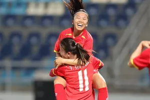 Tiền đạo Huỳnh Như chia vui cùng bàn thắng của Thái Thị Thảo. ẢNH: DŨNG PHƯƠNG 