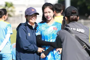 Thanh Nhã cùng toàn đội thoải mái trở lại sân tập vào sáng 6-12. ẢNH: DŨNG PHƯƠNG 