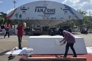 Công nhân làm việc ở khu vực Fanzone đặt ngoài sân Rajamangala. ẢNH: HỮU THÀNH 