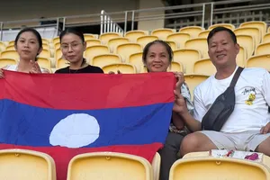 Gia đình của Damoth Thongkhamsavath trên sân Rajamangala vào chiều 6-12. ẢNH: HỮU THÀNH 