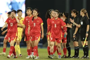Các nữ tuyển thủ Việt Nam thất vọng sau trận thua đáng tiếc trước Philippines. ẢNH: DŨNG PHƯƠNG