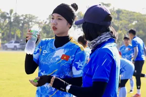 Đội tuyển nữ Việt Nam "đội nắng" trở lại sân tập. ẢNH: DŨNG PHƯƠNG 