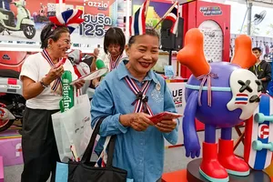 Người Thái Lan háo hức mua hàng lưu niệm SEA Games 33. ẢNH: HỮU THÀNH