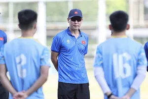 HLV Kim Sang-sik cùng các tuyển thủ U22 Việt Nam quyết tâm trước trận cầu quan trọng với U22 Malaysia. ẢNH: DŨNG PHƯƠNG