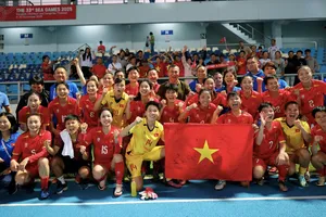 Đội tuyển nữ Việt Nam ăn mừng tấm vé vào bán kết SEA Games 33 cùng người hâm mộ trên sân Chonburi. ẢNH: HỮU THÀNH 