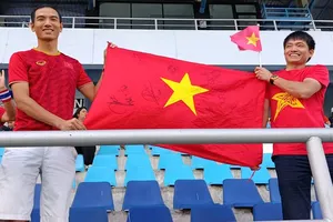 Anh Hoàng Quân (bên phải), đi từ Bangkok xuống Chonburi, để cổ vũ cho đội tuyển nữ Việt Nam thi đấu trận quyết định với Myanmar tại vòng bảng. ẢNH: HỮU THÀNH 