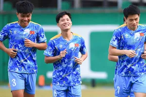 U22 Việt Nam thoải mái khi trở lại sân tập vào chiều 12-12. ẢNH: TÂM HÀ