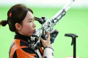 Nữ xạ thủ Lê Thị Mộng Tuyền lỡ huy chương vàng nội dung 10 m súng trường hơi cá nhân SEA Games 33. ẢNH: DŨNG PHƯƠNG 