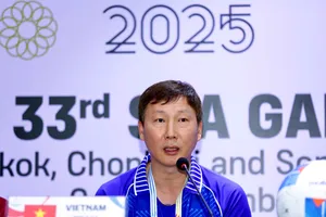 HLV Kim Sang-sik tự tin trước trận bán kết SEA Games 33. ẢNH: DŨNG PHƯƠNG 
