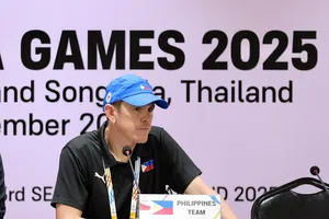 HLV McPherson của U22 Philippines thể hiện rõ thất vọng sau khi thua U22 Việt Nam ở trận bán kết SEA Games 33. ẢNH: DŨNG PHƯƠNG