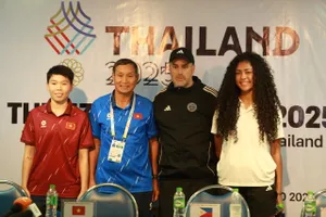 HLV Mai Đức Chung cùng thủ môn Trần Thị Kim Thanh tự tin bước vào trận chung kết SEA Games 33. ẢNH: DŨNG PHƯƠNG