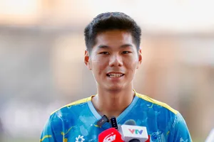 Trung vệ Nguyễn Hiểu Minh trao đổi với truyền thông vào chiều 16-12. ẢNH: DŨNG PHƯƠNG 