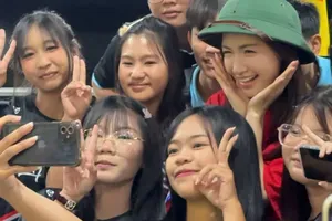 Hòa Minzy “đốt nóng” khán đài SEA Games 33, CĐV Thái Lan chào đón cuồng nhiệt