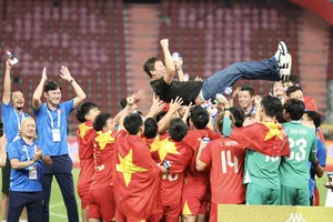 Các tuyển thủ U22 Việt Nam tung hô HLV Kim Sang-sik sau khi giành huy chương vàng SEA Games 33. ẢNH: DŨNG PHƯƠNG