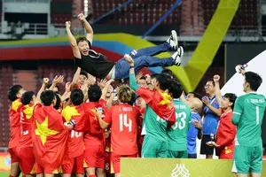 U22 Việt Nam lên ngôi SEA Games 33, các học trò nâng cao HLV Kim Sang-sik