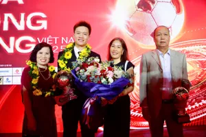 Đương kim Quả bóng vàng Việt Nam Nguyễn Hoàng Đức hạnh phúc bên gia đình. ẢNH: DŨNG PHƯƠNG 