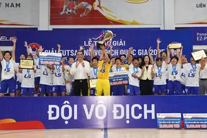 Khoảnh khắc Thái Sơn Nam TPHCM nâng cao danh hiệu Futsal nữ VĐQG 2025. ẢNH: TÂM HÀ 