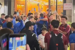 Các thành viên của U23 Việt Nam và U23 Jordan ăn mừng ở sảnh khách sạn