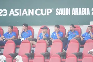 HLV Kim Sang-sik cùng ban huấn luyện U23 Việt Nam theo dõi trận tứ kết giữa U23 Uzbekistan - U23 Trung Quốc. ẢNH: TED TRẦN