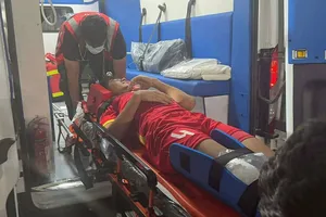 Trung vệ Nguyễn Hiểu Minh được đưa đến bệnh viện để kiểm tra chấn thương. ẢNH: TRÍ CÔNG 