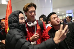 Người hâm mộ Việt Nam ôm lấy tiền vệ Lê Viktor. ẢNH: TÂM HÀ 