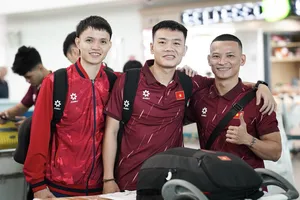 Đương kim Quả bóng vàng Châu Đoàn Phát (giữa) cùng Dương Ngọc Linh (trái) và cựu binh Trần Thái Huy. ẢNH: TÂM HÀ