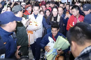 Bố mẹ cùng Hiểu Minh tại sân bay Nội Bài. ẢNH: NHẬT ĐOÀN