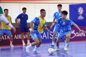 Đội tuyển futsal Việt Nam làm quen nhà thi đấu Jakarta International Velodrome. ẢNH: PHAN HỒNG