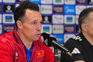 HLV Diego Giustozzi cùng các tuyển thủ Việt Nam tự tin trước vòng chung kết Futsal châu Á 2026. ẢNH: CHASUEK 