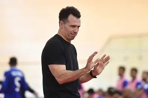 HLV Diego Giustozzi thể hiện màn hài lòng về màn trình diễn của các tuyển thủ futsal Việt Nam tại trận ra quân vòng chung kết Futsal châu Á 2026. ẢNH: AFC 