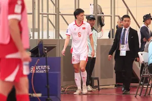 Dương Ngọc Linh bị truất quyền thi đấu ở phút 25. ẢNH: PHAN HỒNG 