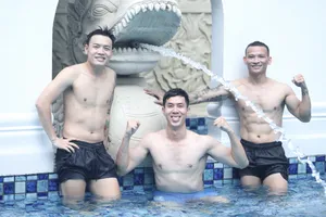 Các tuyển thủ futsal Việt Nam thoải mái trước trận đấu với Thái Lan. ẢNH: PHAN HỒNG