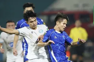 Quảng Ninh (áo xanh) thua thắng 3 bàn trên sân Việt Trì của Phú Thọ. ẢNH: ANH TRẦN 