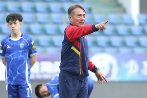 HLV Nguyễn Văn Đàn bị phạt 10 triệu đồng và cấm chỉ đạo 3 trận kế tiếp do có hành vi lăng mạ, xúc phạm trọng tài. ẢNH: VĂN HẢI 