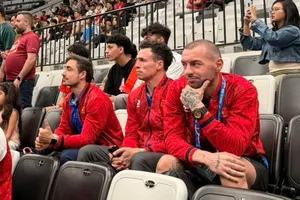 HLV Diego Giustozzi cùng các thành viên ban huấn luyện futsal Việt Nam dự khán trận Indonesia - Iraq. ẢNH: PHAN HỒNG 