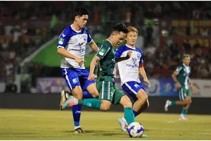 Các cầu thủ Khánh Hòa (áo trắng xanh) thất thế trong cuộc đua với Đồng Nai. ẢNH: HOÀNG SƠN 