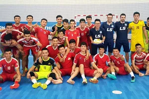 HLV Hector Souto dẫn dắt những Trần Thái Huy, Nguyễn Thịnh Phát, Nhan Gia Hưng, Dương Ngọc Linh... trong màu áo Cao Bằng FC tại mùa giải 2008. ẢNH: FBNV 