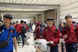Đội tuyển futsal Việt Nam trở về nước. ẢNH: PHAN HỒNG 