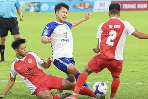 CLB TPHCM (áo đỏ) giành chiến thắng trên sân của Khánh Hòa. ẢNH: VPF