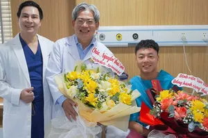 Các bác sĩ Bệnh viện Đa khoa Vạn Hạnh (TPHCM) gửi lời hỏi thăm đến Thái Sơn. ẢNH: VẠN HẠNH